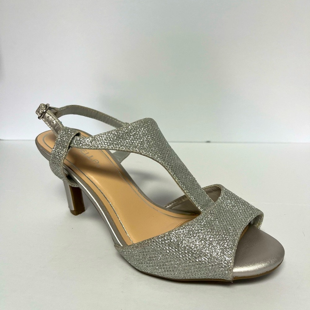 Marabella Women’s Silver Glitter Heels size 8W.